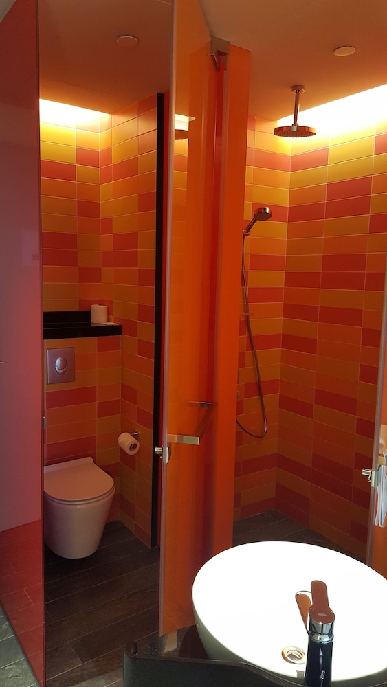 Habitación estándar Twin con vistas a la piscina del hotel Ibis Styles Singapore On Macpherson. Foto 5