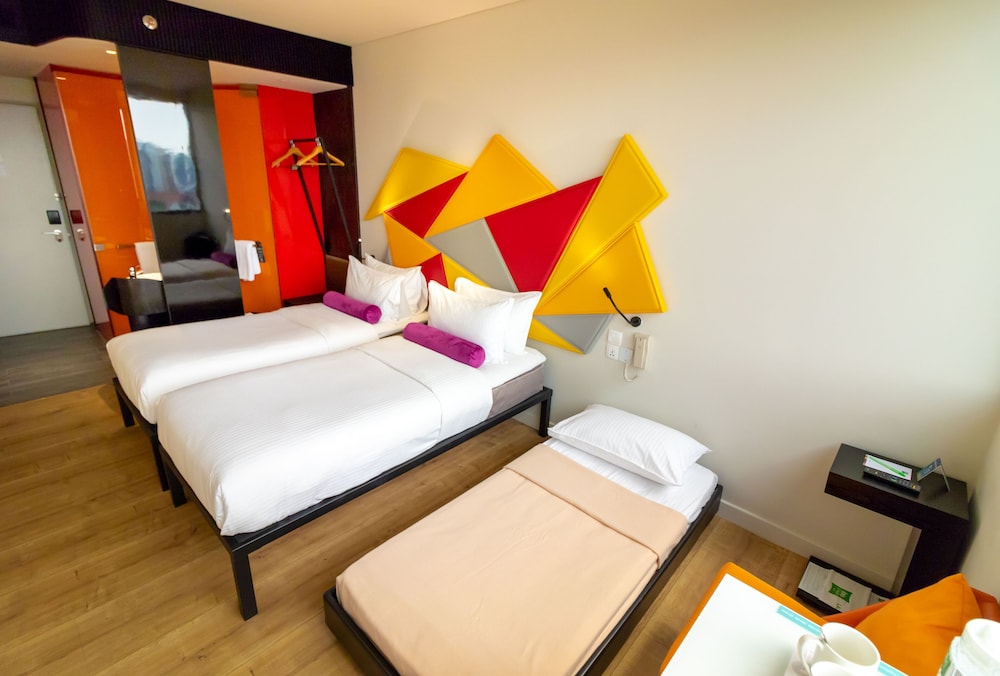 Habitación estándar triple con tres camas individuales del hotel Ibis Styles Singapore On Macpherson. Foto 2