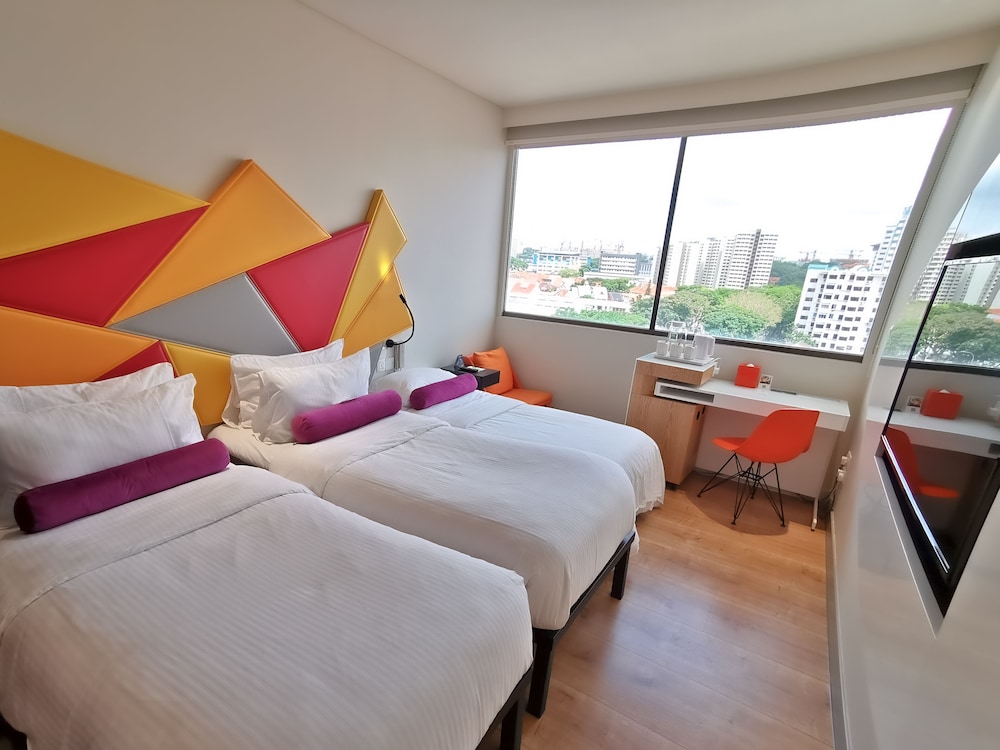 Habitación estándar triple con tres camas individuales del hotel Ibis Styles Singapore On Macpherson. Foto 3