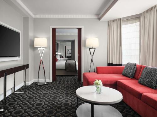 Suite Junior con cama extragrande del hotel Sofitel Washington Dc Lafayette Square