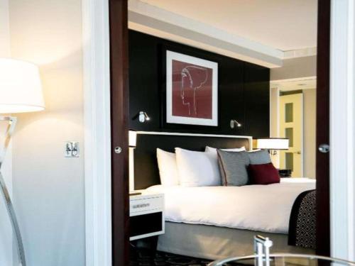 Suite Junior con cama extragrande del hotel Sofitel Washington Dc Lafayette Square. Foto 1