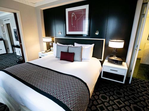 Suite Junior con cama extragrande del hotel Sofitel Washington Dc Lafayette Square. Foto 2