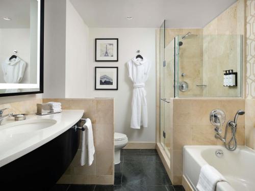 Suite Junior con cama extragrande del hotel Sofitel Washington Dc Lafayette Square. Foto 3