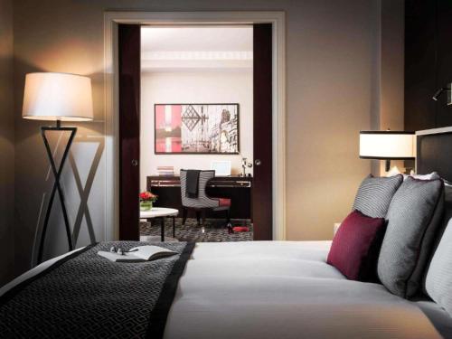 Suite Junior con cama extragrande del hotel Sofitel Washington Dc Lafayette Square. Foto 5