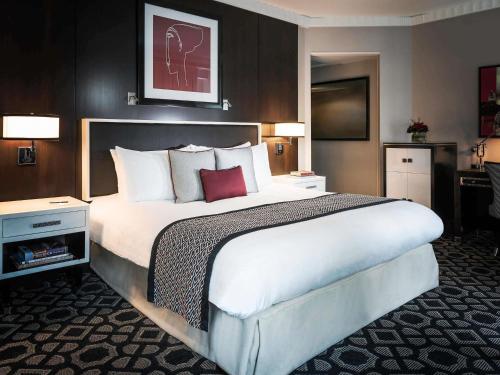 Habitación Superior con bañera y ducha accesible en silla de ruedas - 1 cama extragrande - Adaptada para personas con discapacidad del hotel Sofitel Washington Dc Lafayette Square