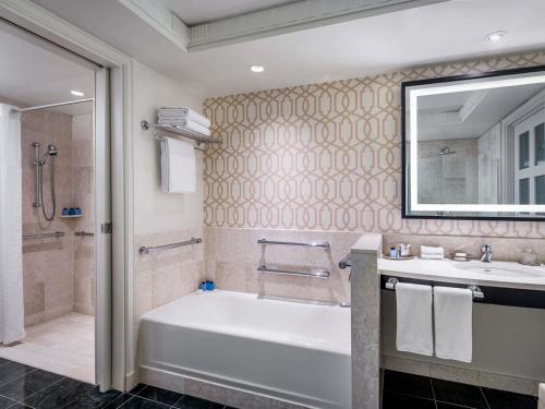 Habitación Superior con bañera y ducha accesible en silla de ruedas - 1 cama extragrande - Adaptada para personas con discapacidad del hotel Sofitel Washington Dc Lafayette Square. Foto 1