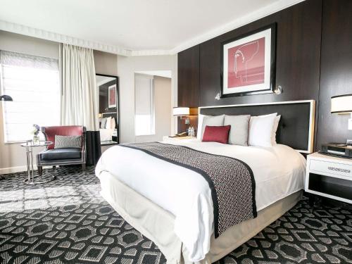 Alojamiento de lujo esquinero con cama extragrande del hotel Sofitel Washington Dc Lafayette Square. Foto 2