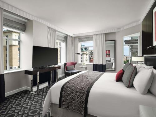 Alojamiento de lujo esquinero con cama extragrande del hotel Sofitel Washington Dc Lafayette Square. Foto 3