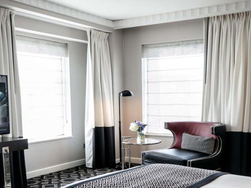 Alojamiento de lujo esquinero con cama extragrande del hotel Sofitel Washington Dc Lafayette Square. Foto 4