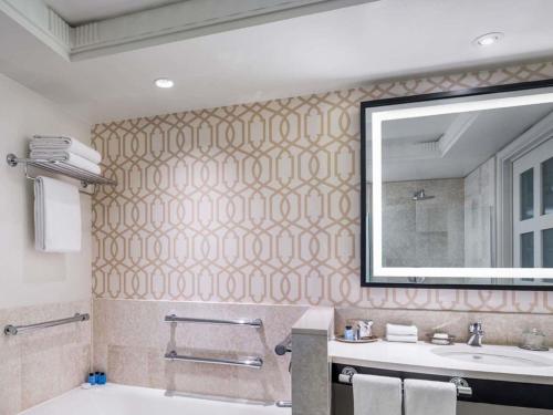 Suite Junior adaptada para personas de movilidad reducida con cama extragrande y bañera del hotel Sofitel Washington Dc Lafayette Square. Foto 1