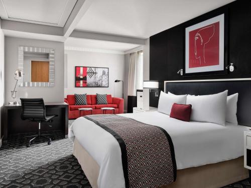 Suite Junior adaptada para personas de movilidad reducida con cama extragrande y bañera del hotel Sofitel Washington Dc Lafayette Square. Foto 2
