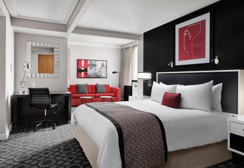 Suite Junior adaptada para personas de movilidad reducida con cama extragrande y bañera del hotel Sofitel Washington Dc Lafayette Square. Foto 4