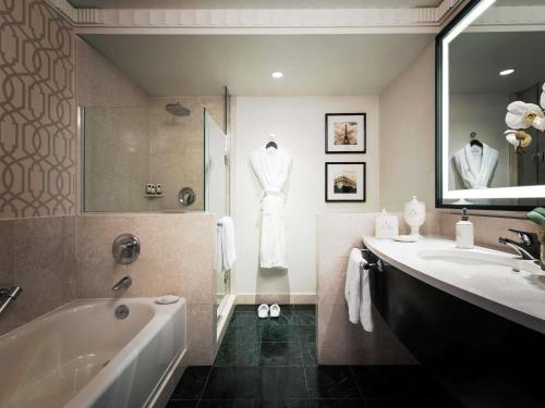 Habitación Superior con 2 camas dobles del hotel Sofitel Washington Dc Lafayette Square. Foto 1