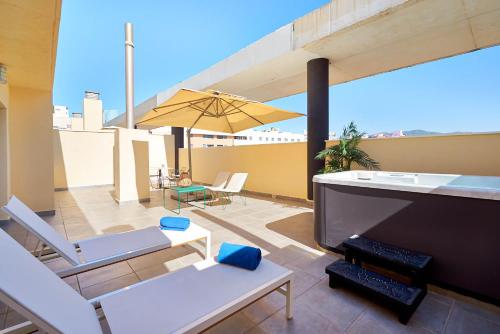 Suite Junior con terraza con bañera de hidromasaje del hotel Eurostars Málaga