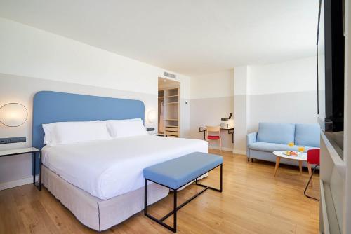 Suite Junior con terraza con bañera de hidromasaje del hotel Eurostars Málaga. Foto 4