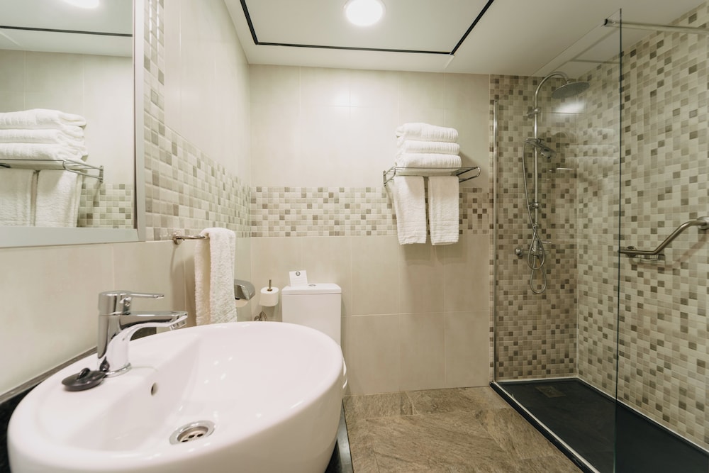 Habitación con 1 cama doble o 2 individuales del hotel Soho Bahia Malaga. Foto 6
