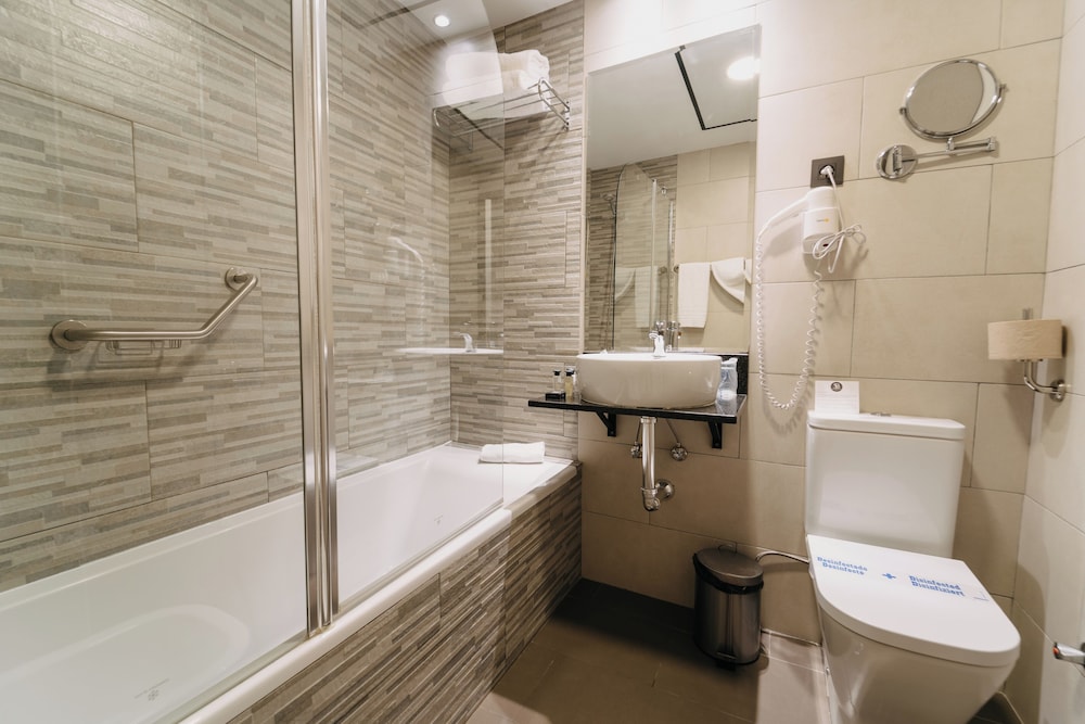 Habitación con 1 cama doble o 2 individuales del hotel Soho Bahia Malaga. Foto 7