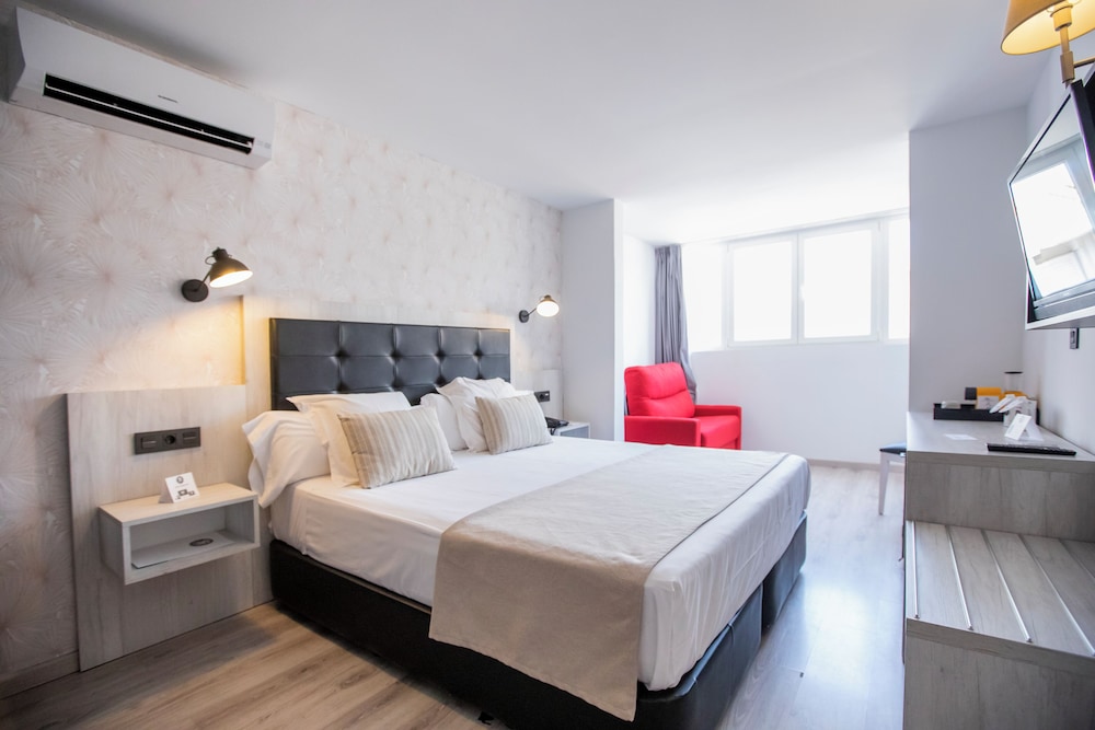 Habitación triple del hotel Soho Bahia Malaga