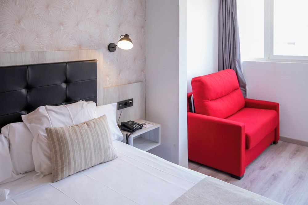 Habitación triple del hotel Soho Bahia Malaga. Foto 2