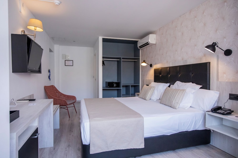 Habitación triple del hotel Soho Bahia Malaga. Foto 4