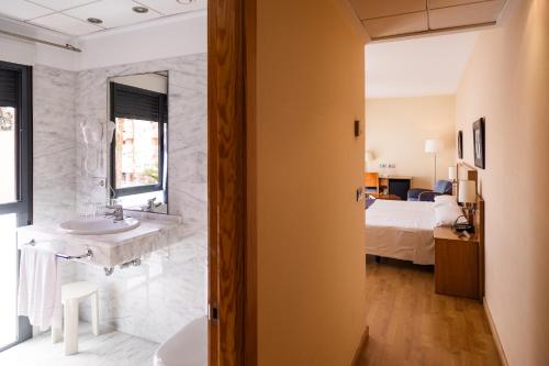 Habitación Triple del hotel Villa San Juan. Foto 5