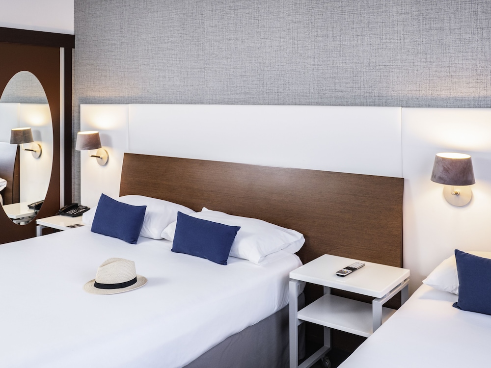 Habitación superior, 1 cama doble, terraza del hotel Ibis Styles A Coruña. Foto 2