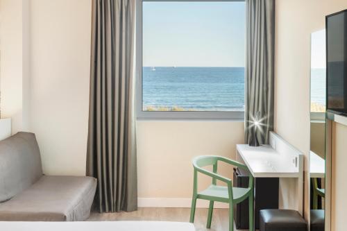 Habitación Triple con vistas al mar del hotel B&B Alicante. Foto 1