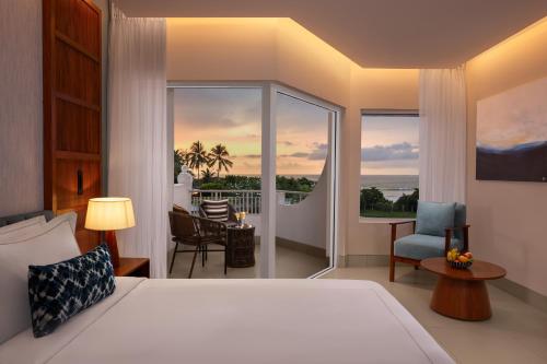 Habitación Superior con vistas al mar - Cama extragrande del hotel Taj Bentota Resort and Spa. Foto 1