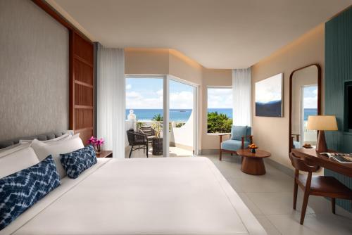 Habitación Superior con vistas al mar - Cama extragrande del hotel Taj Bentota Resort and Spa. Foto 2