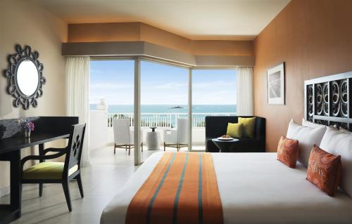 Habitación Deluxe con vistas al mar y cama extragrande del hotel Taj Bentota Resort and Spa