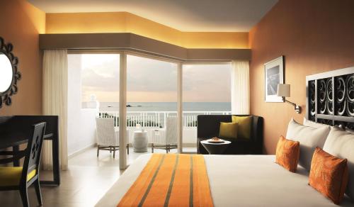 Suite Junior con vistas al mar - Cama extragrande del hotel Taj Bentota Resort and Spa. Foto 1