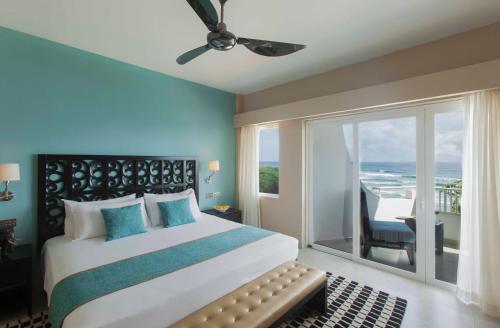 Suite Junior con vistas al mar - Cama extragrande del hotel Taj Bentota Resort and Spa. Foto 3