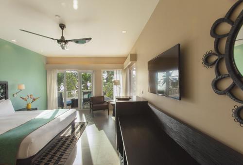 Suite de Lujo con cama extragrande del hotel Taj Bentota Resort and Spa. Foto 4