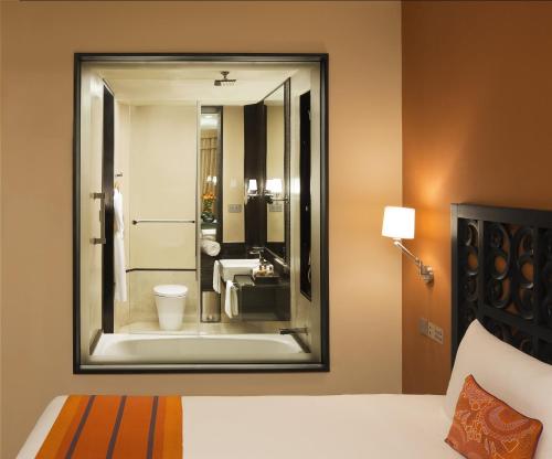 Suite Presidencial con vistas al mar y cama extragrande del hotel Taj Bentota Resort and Spa. Foto 1