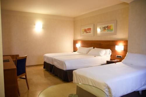 Habitación Triple del hotel Sercotel Palacio De Tudemir. Foto 1