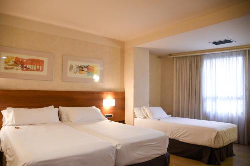 Habitación Triple del hotel Sercotel Palacio De Tudemir. Foto 2