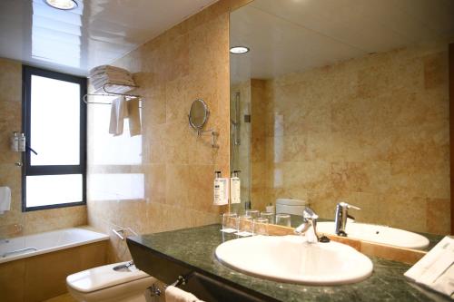 Habitación Triple del hotel Sercotel Palacio De Tudemir. Foto 3