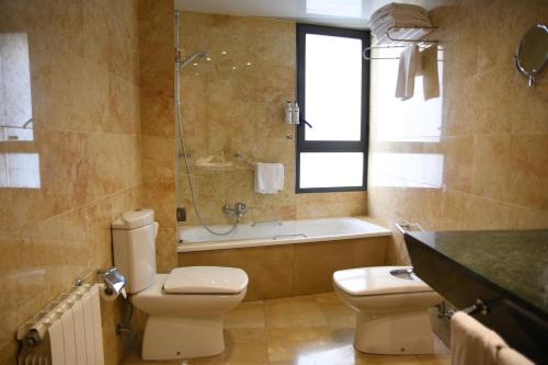 Habitación Triple del hotel Sercotel Palacio De Tudemir. Foto 4