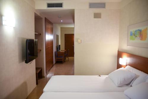 Habitación Familiar del hotel Sercotel Palacio De Tudemir. Foto 1