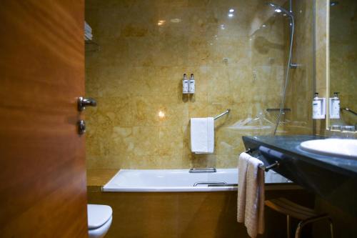 Habitación Doble con balcón - 1 o 2 camas del hotel Sercotel Palacio De Tudemir. Foto 4
