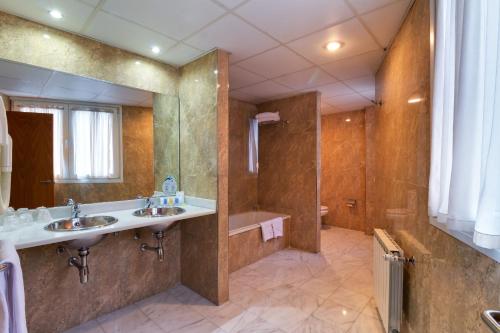 Habitación Triple del hotel Oca Villa De Avilés. Foto 1