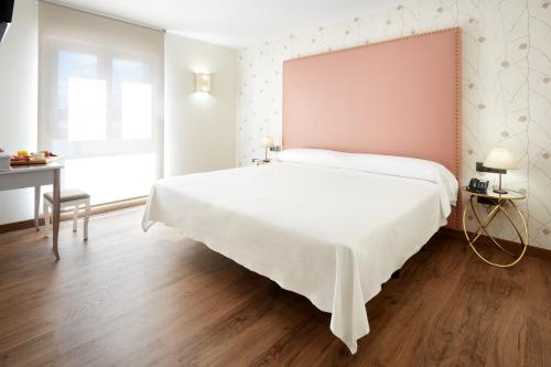 Suite con cama grande del hotel Arias Aeropuerto