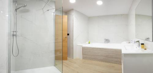 Suite con cama grande del hotel Arias Aeropuerto. Foto 1