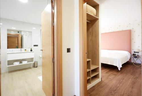 Suite con cama grande del hotel Arias Aeropuerto. Foto 2