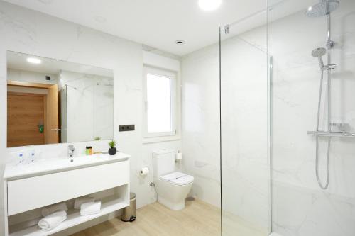 Suite con cama grande del hotel Arias Aeropuerto. Foto 4