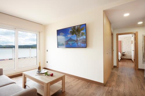 Suite con cama grande del hotel Arias Aeropuerto. Foto 5