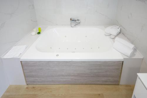 Suite con cama grande del hotel Arias Aeropuerto. Foto 6