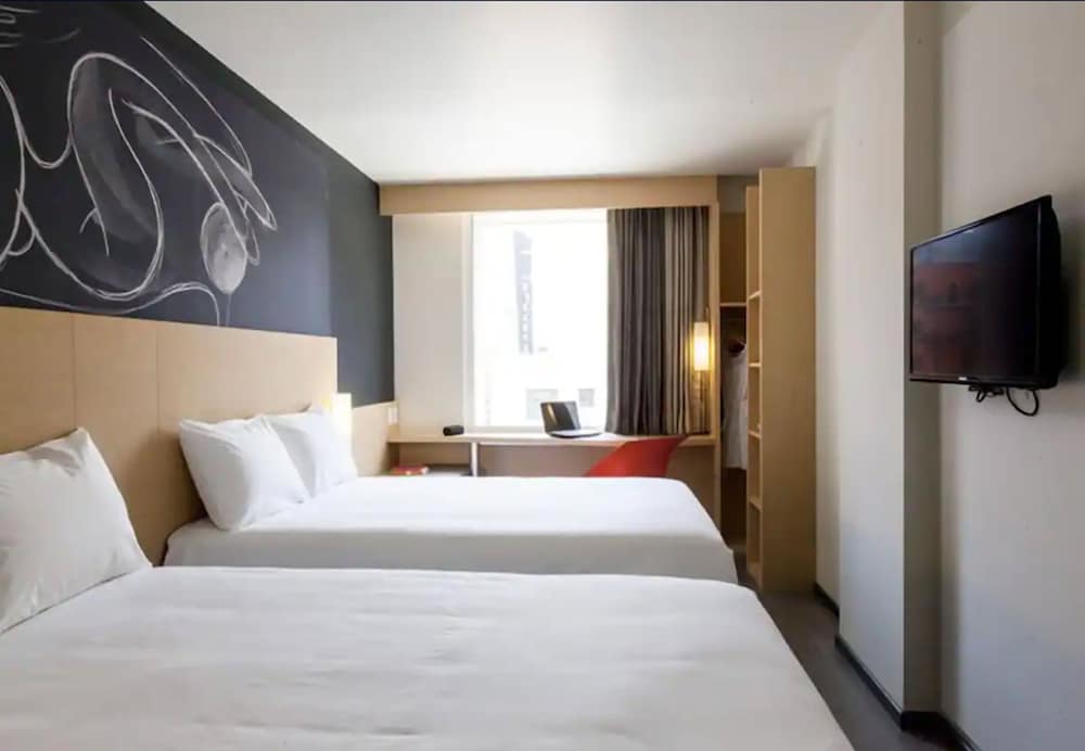 Habitación estándar doble, 2 camas dobles del hotel Ibis México Alameda. Foto 1
