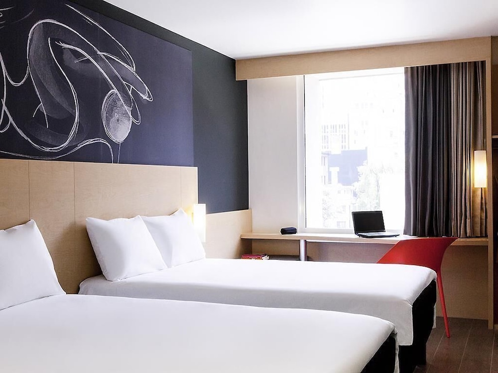 Habitación estándar doble, 2 camas dobles del hotel Ibis México Alameda. Foto 4