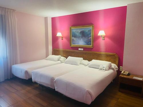 Habitación Doble con Cama supletoria del hotel Don Carmelo. Foto 1